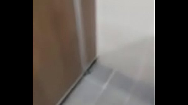 Vào toilet công cộng thủ dâm
